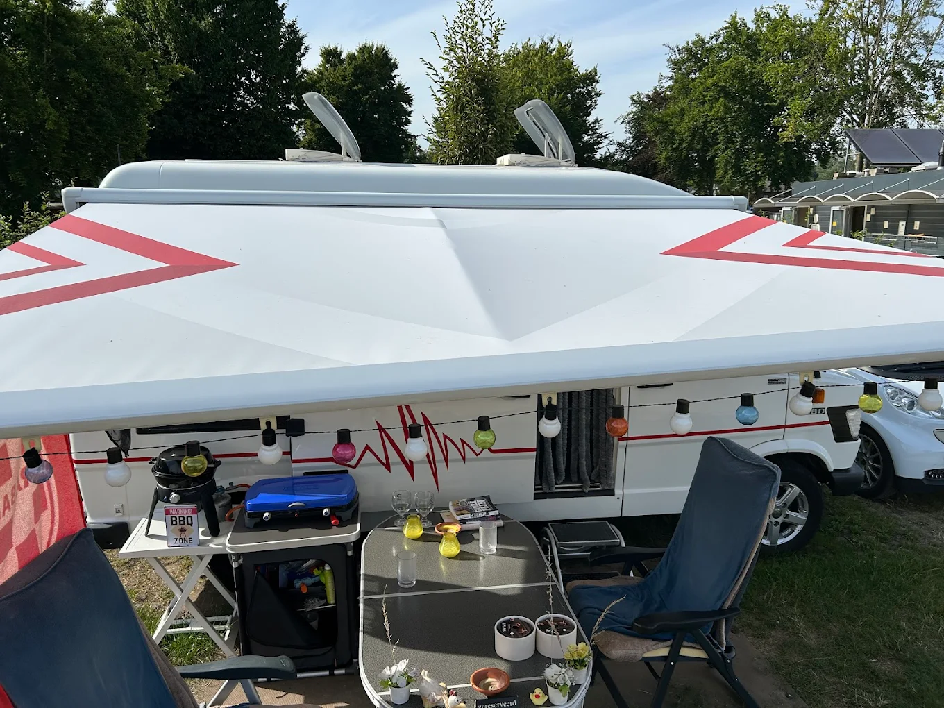 Productfoto van klant met casette luifeldoek voor camper en caravan voorzien van een eigen ontwerp