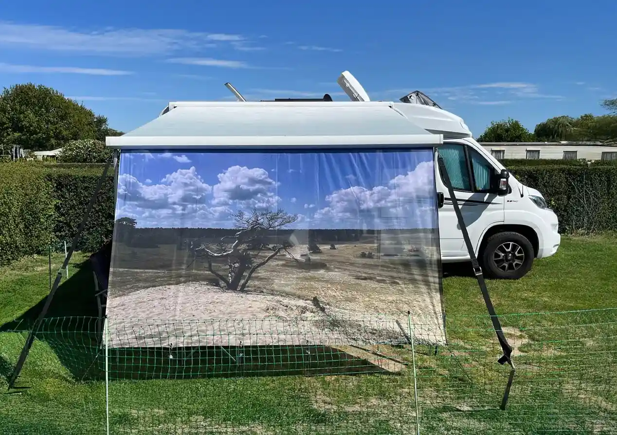 Productfoto van schaduwdoek van klant voor camper en caravan luifel voorzien van een eigen ontwerp op maat
